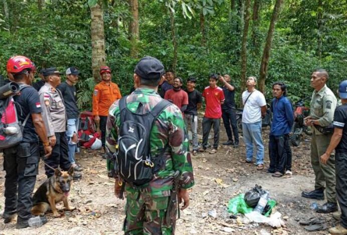 Anggota Koramil 24/Lembah Seulawah Bersama Tim Gabungan Cari Mahasiswa yang Hilang di Gunung Seulawah