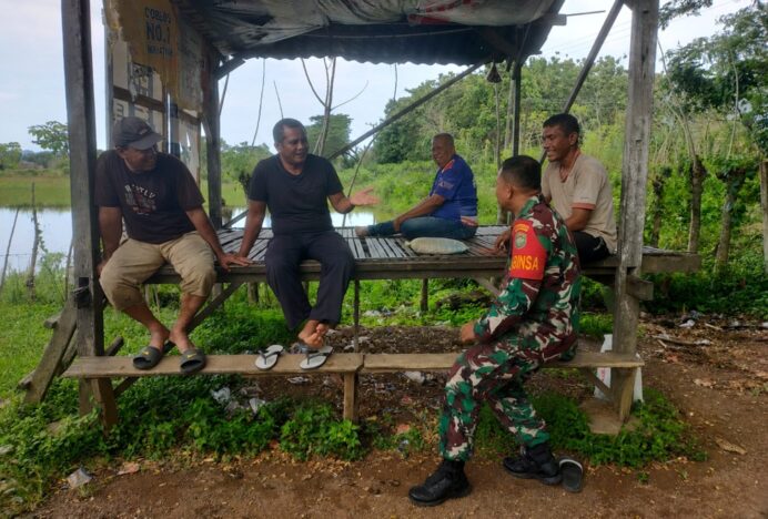 Babinsa Peukan Bada Jalin Kedekatan dengan Warga Lam Pisang