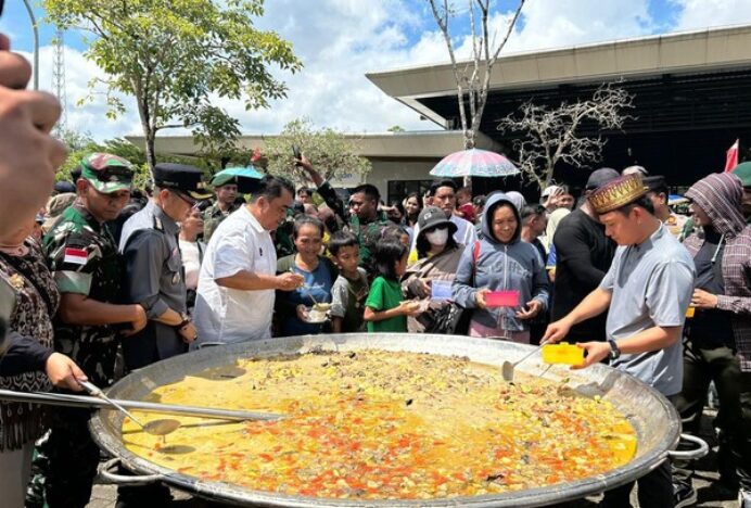 1.000 Warga Perbatasan Ikut Masak Besar Kuali Merah Putih di PLBN Aruk