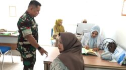 Babinsa Lembah Seulawah Dukung Upaya Pencegahan Penyakit Melalui Sosialisasi Kesehatan Bersama Puskesmas Saree