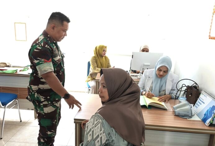 Babinsa Lembah Seulawah Dukung Upaya Pencegahan Penyakit Melalui Sosialisasi Kesehatan Bersama Puskesmas Saree