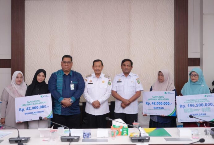 Pemko Sabang Serahkan Santunan JKM dan Beasiswa Rp280,5 Juta kepada Ahli Waris Pekerja