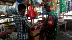Harga Sembako Fluktuasi, Babinsa Koramil 02/SKM Monitoring di Pasar Sibreh