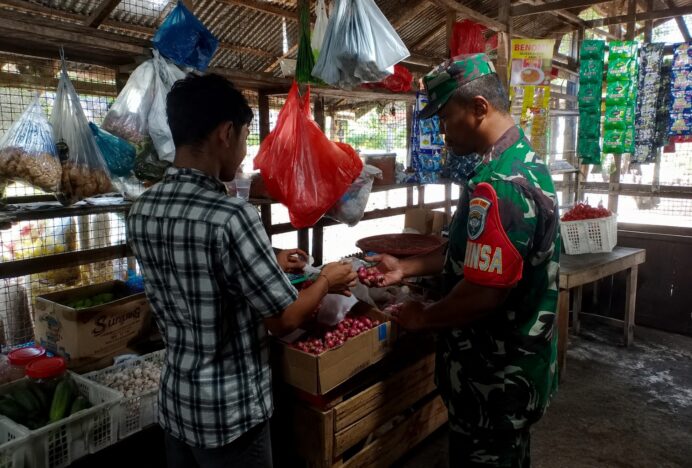 Harga Sembako Fluktuasi, Babinsa Koramil 02/SKM Monitoring di Pasar Sibreh