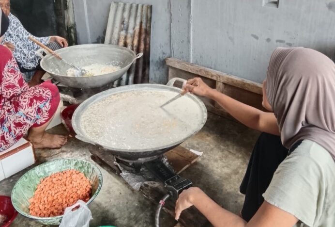 Modal Ripee, Warga di Lhoknga Antusias Masak Bubur Asyura