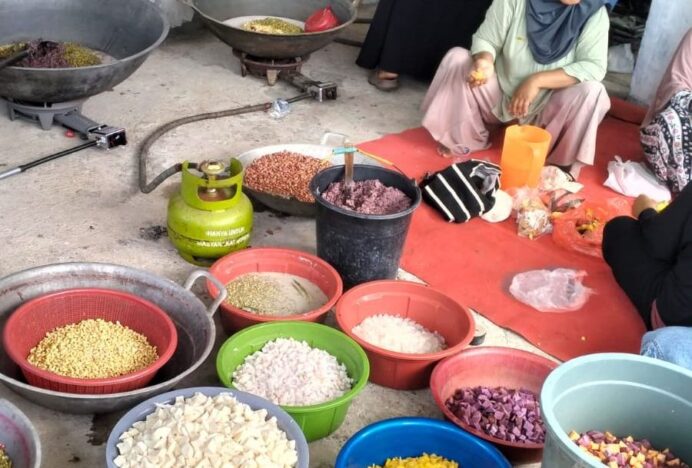 Warga Gampong Lam Rukam Peukan Bada Gelar Tradisi Masak Bubur Asyura
