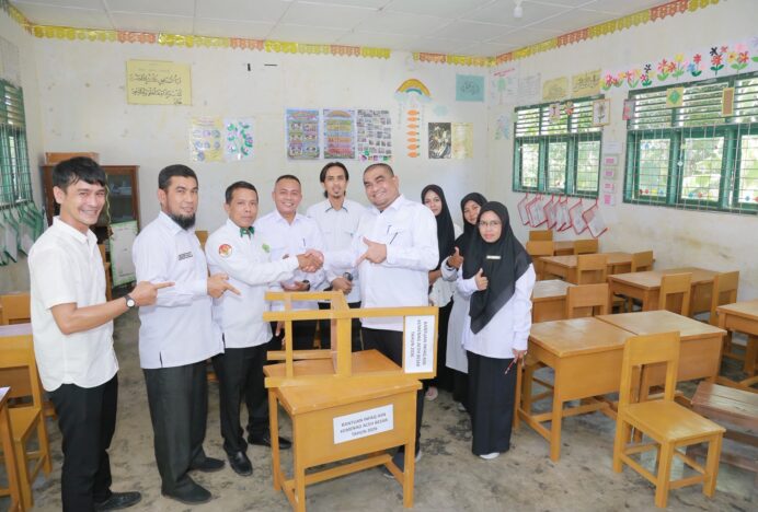 Kemenag Aceh Besar Salurkan 150 Set Meja dan Kursi dari Infaq ASN, Siswa Bisa Belajar Nyaman