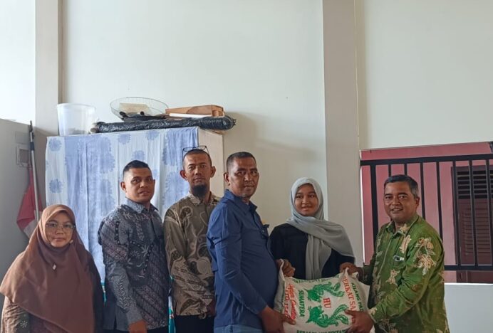 MAN 4 Aceh Besar Salurkan Bantuan kepada Siswi Korban Kebakaran