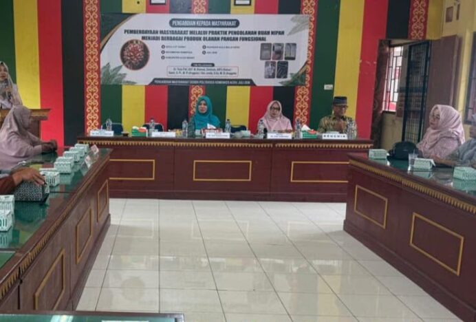 Dosen Poltekkes Kemenkes Aceh Latih Warga Aceh Barat Olah Buah Nipah Jadi Produk Makanan dan Minuman
