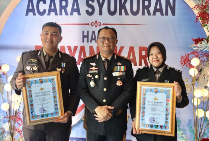 Dua Personel Bidhumas Polda Aceh Terima Penghargaan di Hari Bhayangkara ke-80