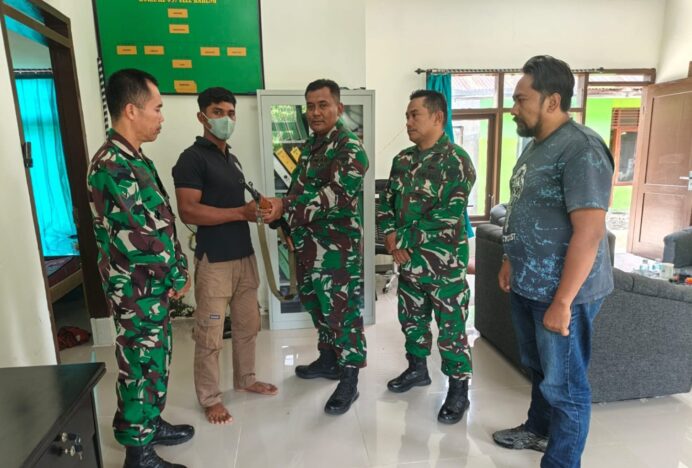 Bangun Kepercayaan Warga, Babinsa Koramil 09/Ulee Kareng Terima Senjata Api Rakitan