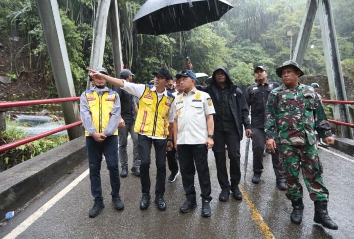 Datangi Jalan Enang-Enang yang Diperbaiki Warga, Mendagri: Kami Sangat Berterimakasih
