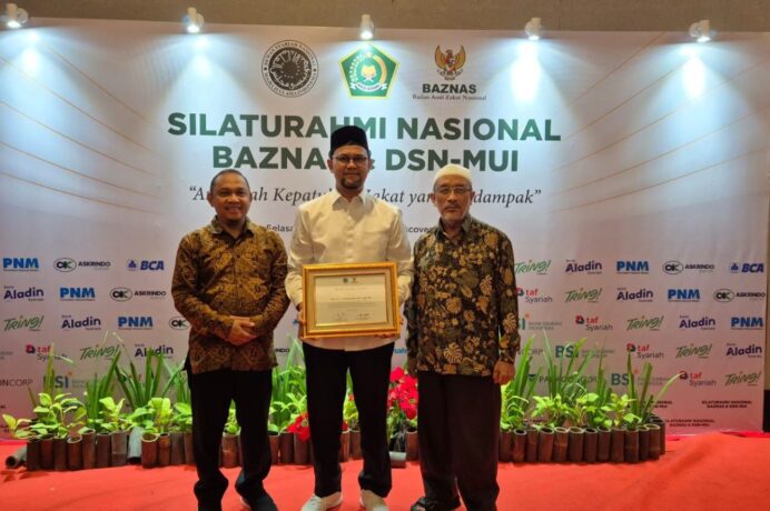 Ketua DPS Bank Aceh Syariah Raih Anugerah Kepatuhan Zakat Berdampak dari BAZNAS dan DSN-MUI