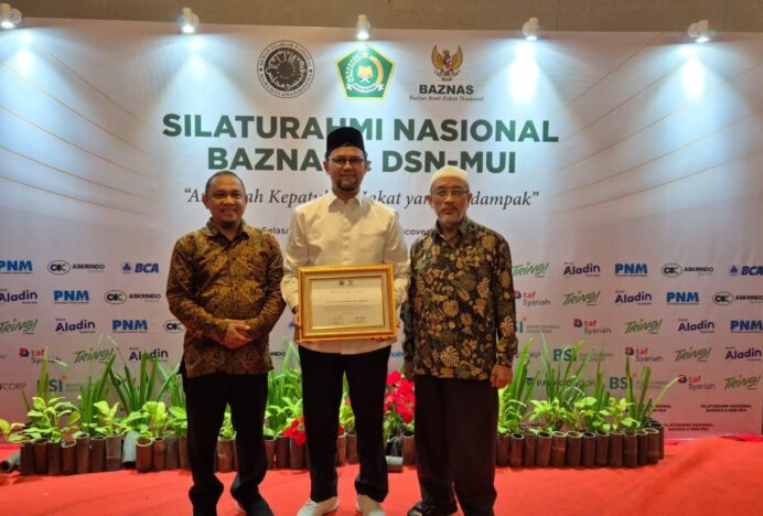 Ketua DPS Bank Aceh Syariah Raih Anugerah Kepatuhan Zakat Berdampak dari BAZNAS dan DSN-MUI