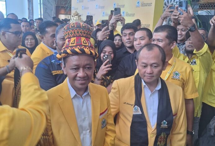 Disambut Topi Aceh dan Tari Saman, Bahlil Hadiri Pelantikan Pengurus Golkar Aceh