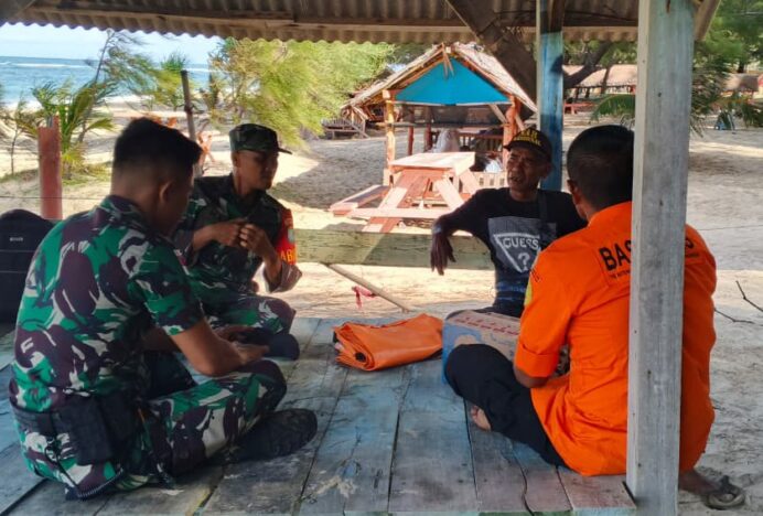 Babinsa Lhoknga dan Basarnas Perkuat Sinergi, Tingkatkan Keselamatan Pengunjung Pantai