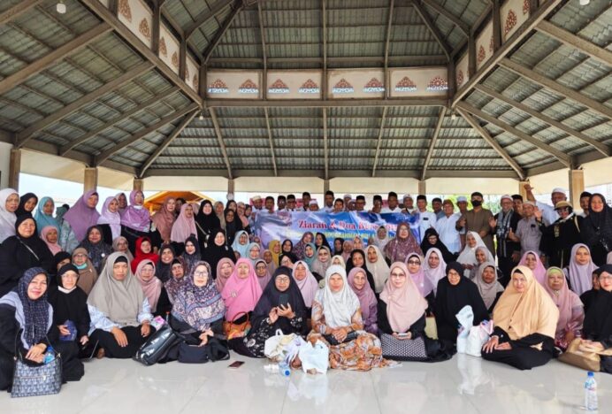 Jamaah Dayah Raudhatul Quran Tungkop Ziarahi Makam Habib Bugak di Bireuen