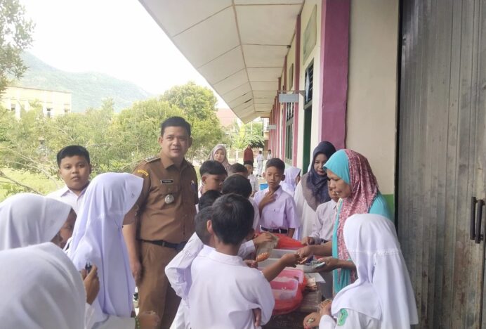 Camat Darul Kamal Apresiasi Peran Orang Tua Antar Anak di Hari Pertama Sekolah