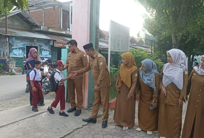 Wakili Bupati, Kasatpol PP dan WH Aceh Besar Suntik Semangat Siswa di Hari Pertama Sekolah