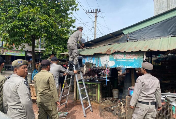 Penataan Pasar Lambaro Berlanjut, Empat Kanopi Toko yang Langgar Aturan Dibongkar