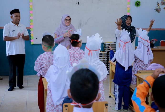 Ketua Pokja Bunda PAUD Aceh Besar Beri Semangat Siswa di Sukamakmur