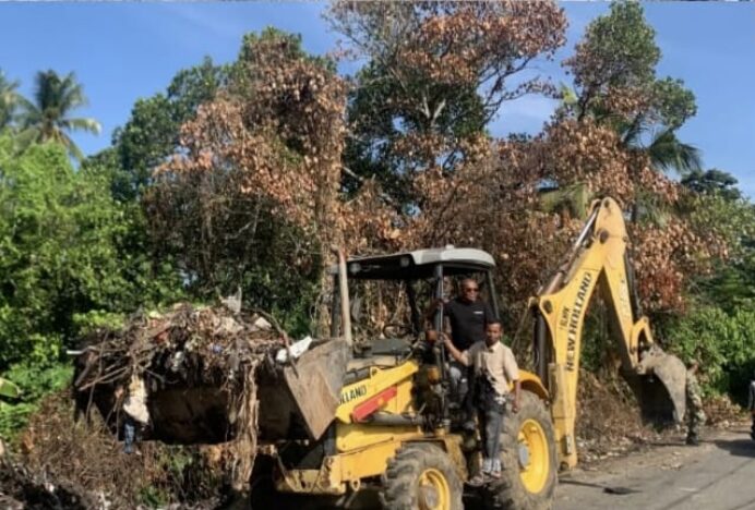 DLH Aceh Besar Bersama Muspika Montasik Gotong Royong Bersihkan Tumpukan Sampah di Gampong Piyeung