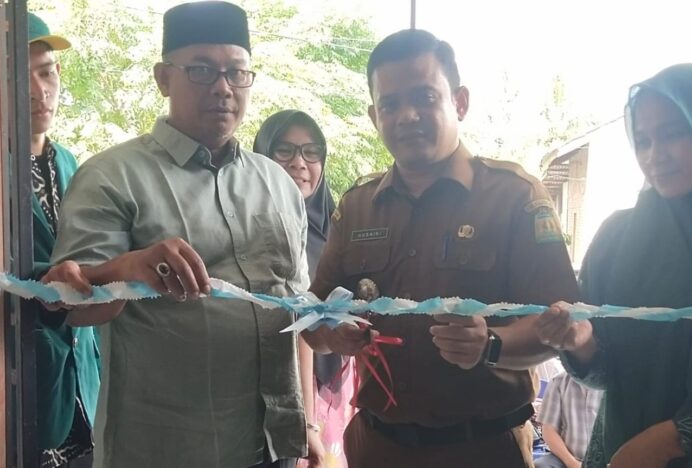 Potong Pita, Camat Husaini Resmikan “Rumoh Warga Carong” Gampong Lamsod