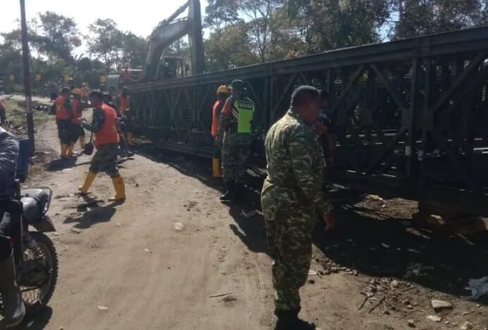 Danramil 05/Permata Tinjau Pengerjaan Jembatan Bailey Bintang Permata