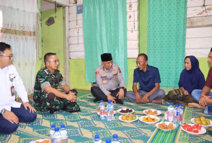 Kapolda Aceh dan Pangdam Iskandar Muda Takziah ke Rumah Duka Pratu Galuh Nugraha