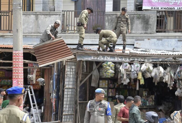 Pemkab Aceh Besar Tertibkan Bangunan dan Lapak di Pasar Induk Lambaro
