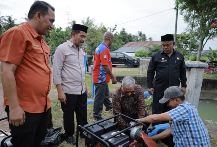 Tinjau Penanganan Kekeringan, Wabup Aceh Besar Kerahkan Pompa Air untuk Sawah di Kuta Malaka