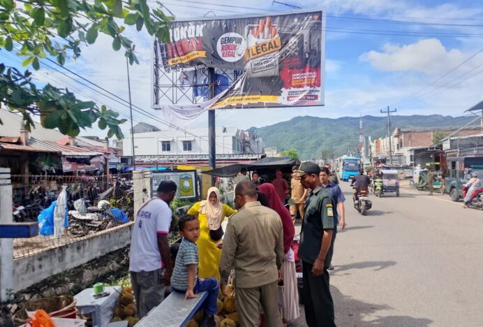 Pemkab Aceh Besar Tertibkan Lapak PKL yang Gunakan Badan Jalan di Pasar Ketapang
