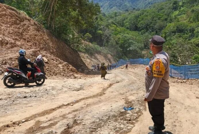 Polisi Atur Lalun di Titik Longsor