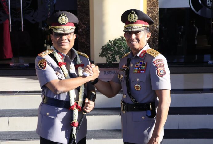 Irjen Pol Marzuki Ali Basyah Serahkan Pataka “Machdum Sakti” kepada Kapolda Aceh Irjen Pol. Ruddi Setiawan