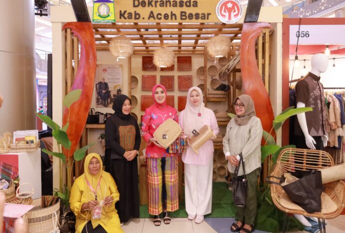 Rita Mayasari Perkenalkan Produk Unggulan Aceh Besar kepada Ketua Harian Dekranas Pusat