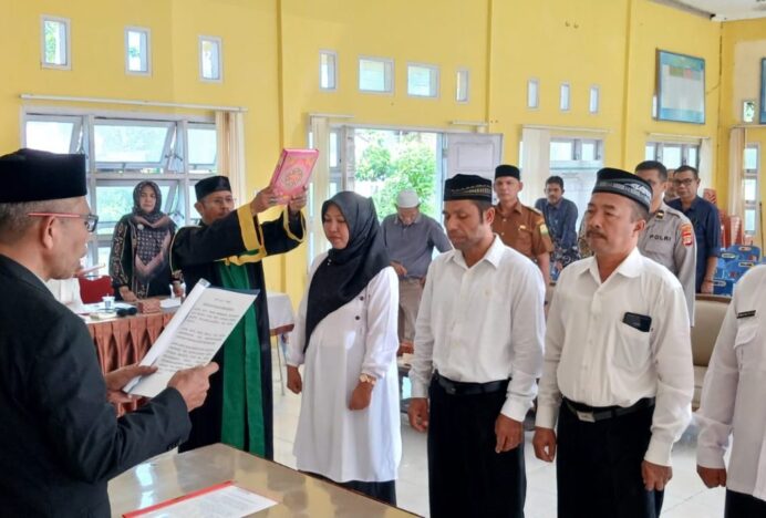 Camat Peukan Bada Lantik Tuha Peut Gampong Paya Tieng Periode 2026–2032