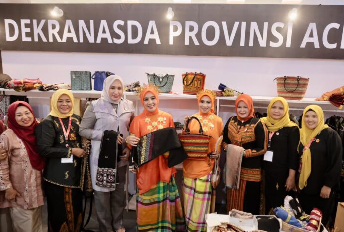 Ketua Harian Dekranas Beri Semangat “Aceh Bangkit” Saat Kunjungi Stand Dekranasda Aceh
