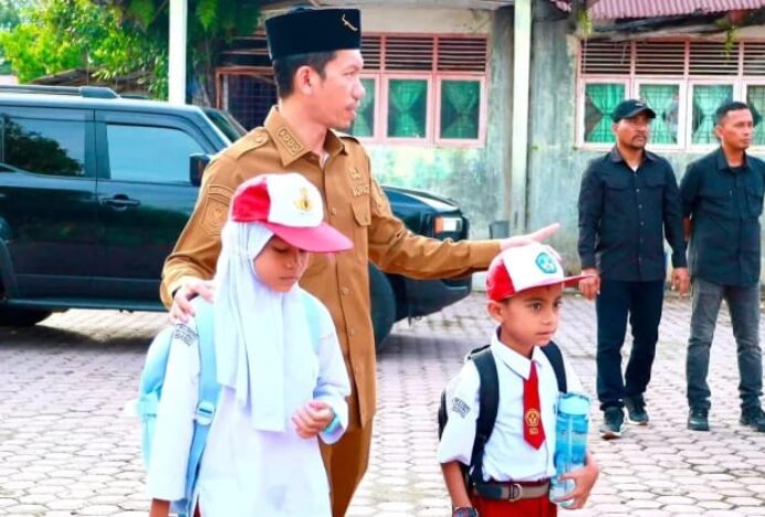 Bupati Aceh Barat Antar Dua Anak Yatim Hari Pertama Sekolah