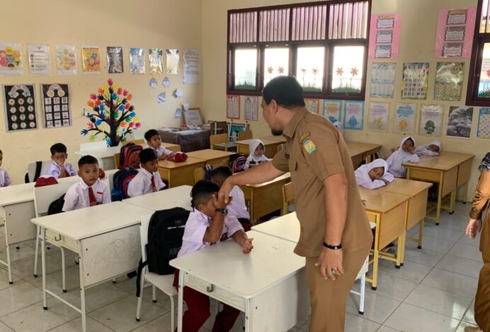 Kepala Bappeda Aceh Besar Monev MPLS di SDN Indrapuri, Pastikan Transisi Siswa Berjalan Ramah dan Berkualitas