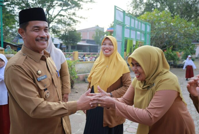 Hari Pertama Masuk Sekolah, Wabup Aceh Besar Berikan Energi Baru untuk Siswa dan Guru SDN Blang Bintang