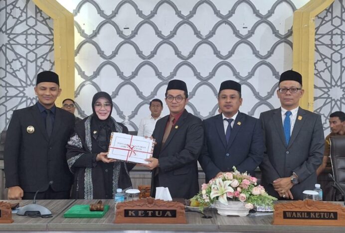 Wali Kota Banda Aceh Serahkan Raqan Pertanggungjawaban Pelaksanaan APBK 2025 ke DPRK