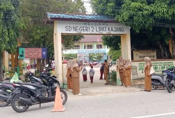 Hari Pertama Sekolah, Orang Tua Antusias Dampingi Anak