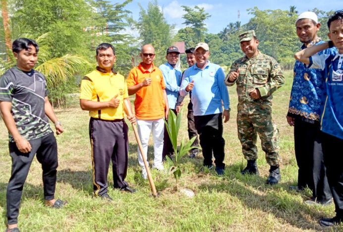 Danramil Indrapuri Ikut Tanam Pohon Buah, Wujudkan Sekolah Asri dan Peduli Lingkungan