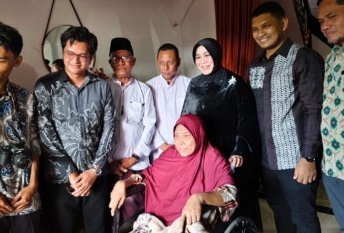 Pemerintah Banda Aceh Salurkan Kursi Roda untuk Lansia Disabilitas