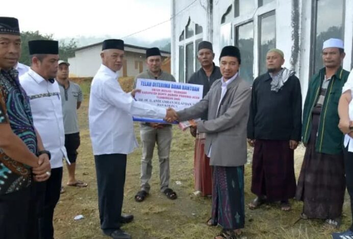 Wabup Bener Meriah Salurkan Bantuan Renovasi Masjid di Tiga Kecamatan