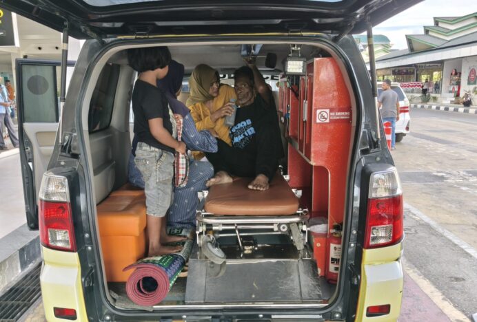 Bupati Mukhlis Fasilitasi Ambulan Gratis Jemput Warga Ulee Glee yang Dipulangkan karena Sakit di Malaysia
