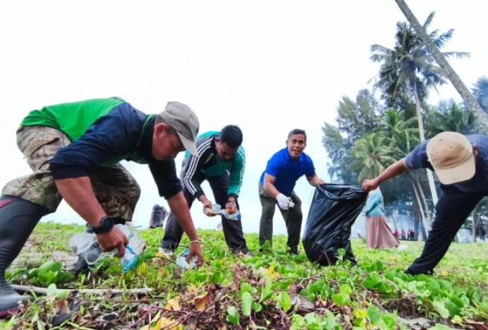 Gotong Royong Rutin, ASN Aceh Barat Bersihkan Pantai Suak Ribee