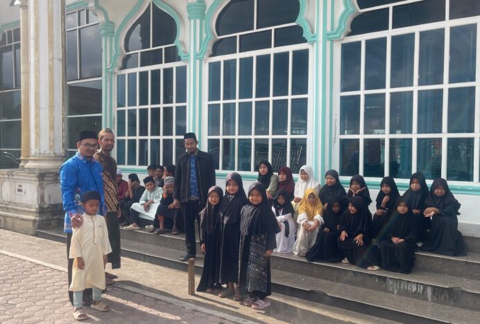 KUA Bener Kelipah Pastikan Arah Kiblat Masjid Ruhul Islam Sesuai Melalui Metode Rashdul Kiblat