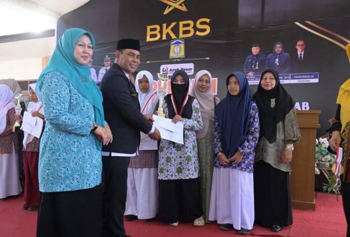 Bupati Aceh Besar Serahkan Piala Juara Beut Kitab Bak Sikula