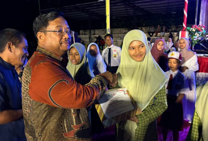 Faiza Siswi Berprestasi Raih Medali Emas Ajang SIGMA SCIENCE STUDENT OLYMPIAD Tingkat Nasional Terima Penghargaan